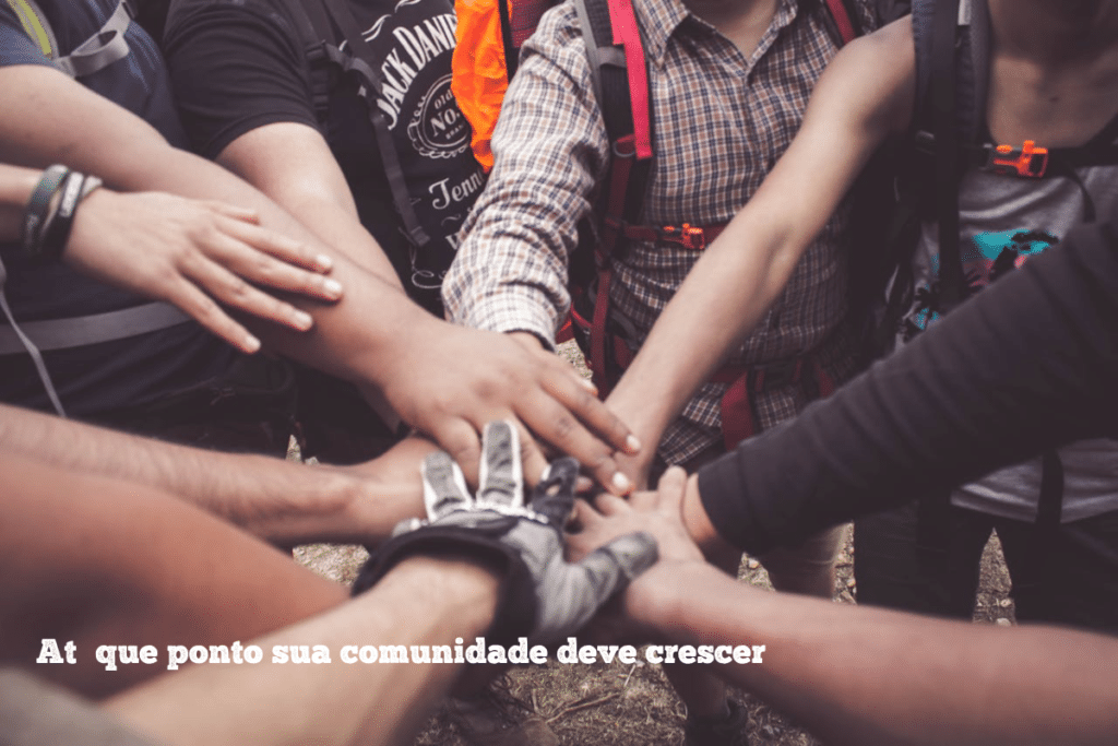 Personas juntando sus manos unas con otras en símbolo de unión.