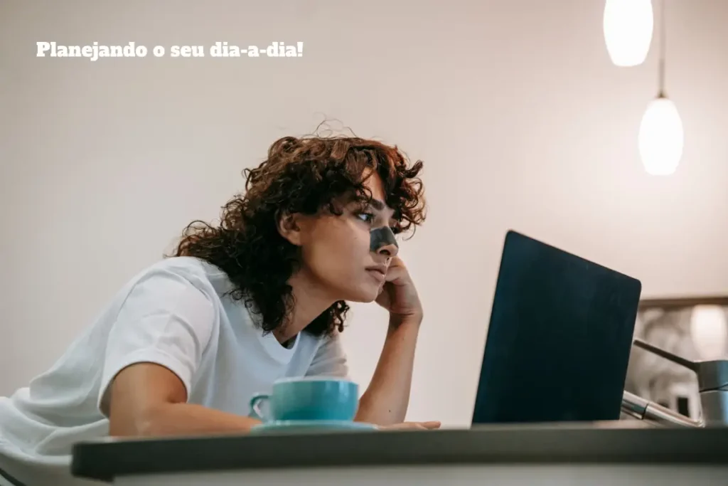 Mujer concentrada frente a un computador.