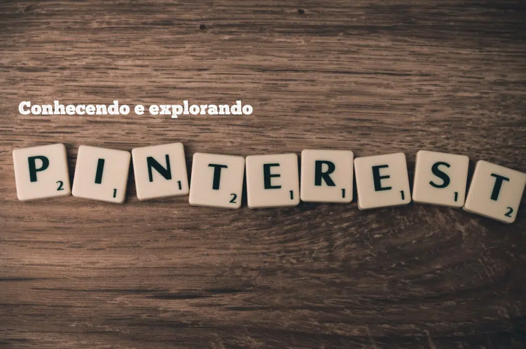 Scrabble deletrea la palabra Pinterest sobre una mesa.