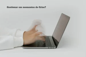 Manos escribiendo rapidamente sobre un computador. Las manos se ven borrosas.