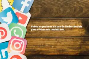 En una mesa café aparecen los diferentes logos de la redes sociales.