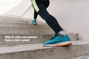 Persona con zapatillas azules subiendo una escalera.