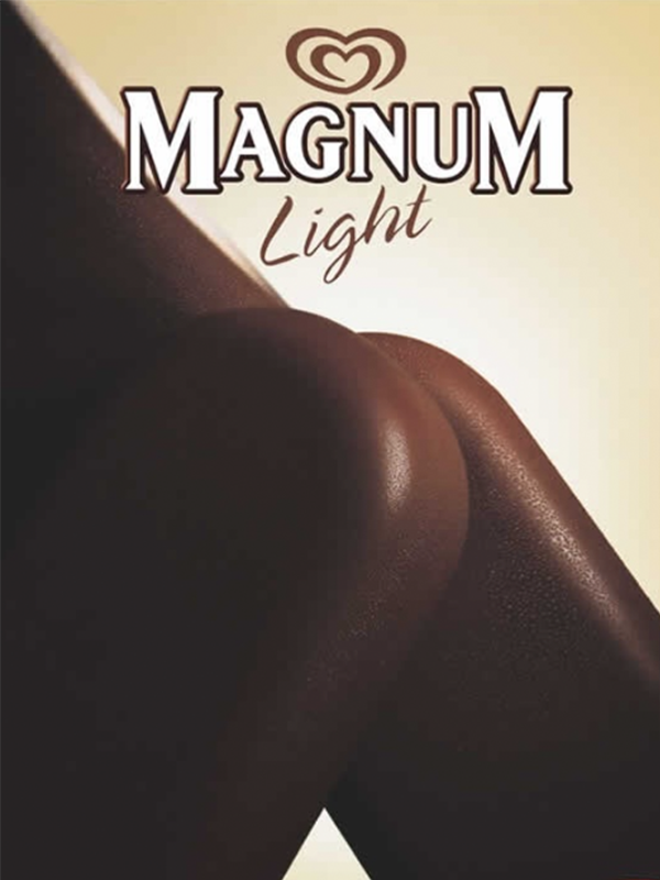 Publicidad de Magnum hecha con helados de chocolate representan una figura humana femenina.