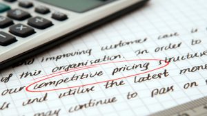 Un cuaderno contiene un texto en el que se encierra con tinta roja "precio competitivo"