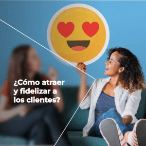 Dos mujeres mirando un emoji con ojos de corazón impreso.